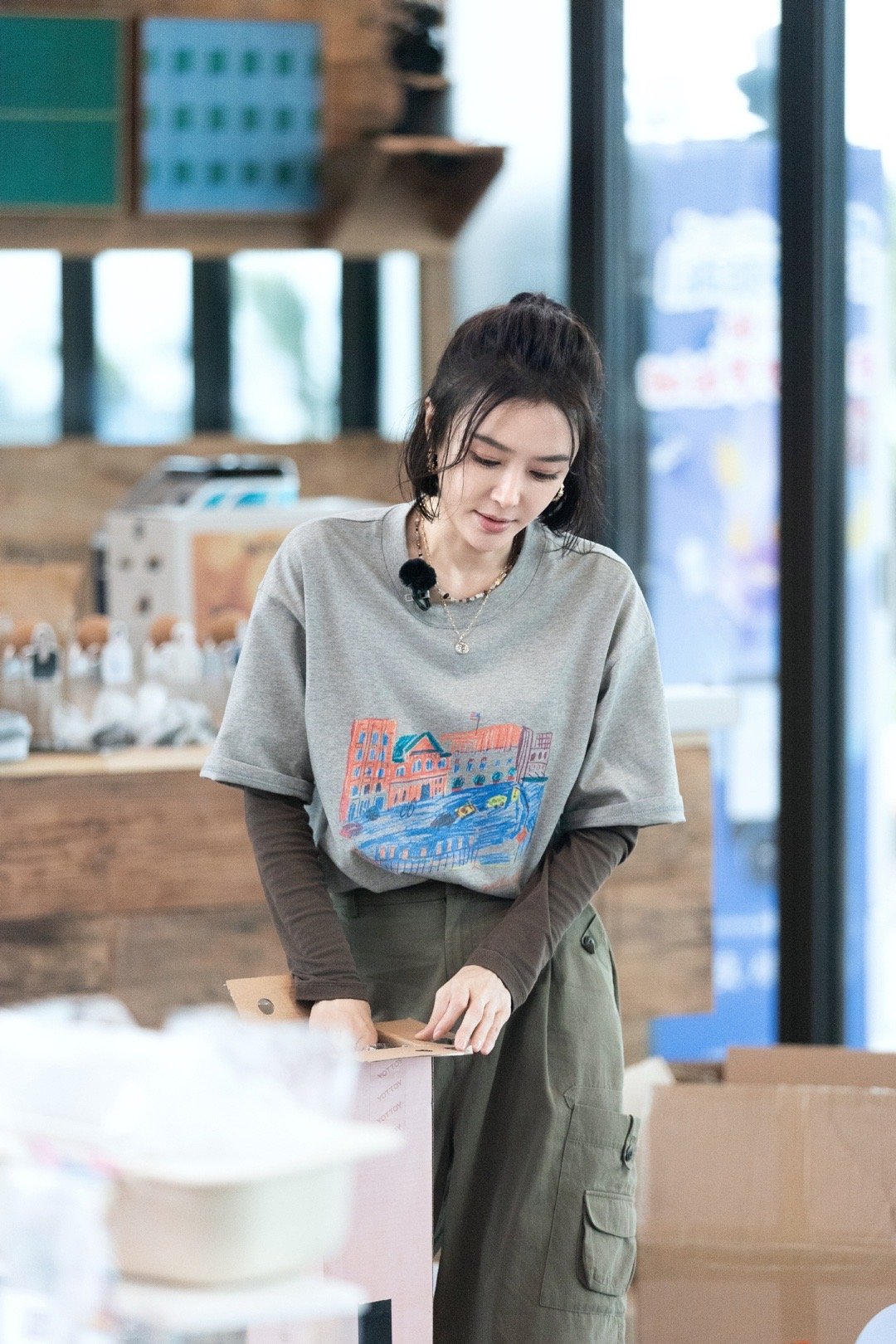 秦岚嗓子哑了三年以前对她的印象就是演技挺好的看完综艺后觉得她性格挺有趣！嗓子还是