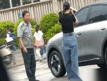 那一声脆响之后，周围瞬间就静了。
男的反手一巴掌抽过去，力道大到让那个女孩的头发