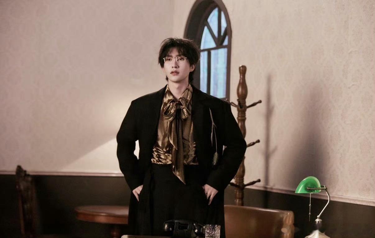 张集骏谈梦想被人笑，替他着急。结果报道会上，他直面被嘲三年入围金鸡奖，这坦然态度