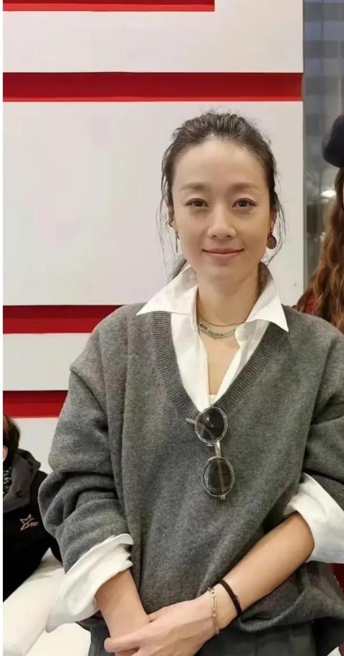 马伊琍好优雅的穿搭，很有气质皮肤通透白净还抗老 ，根本不像奔50的人， 像30多