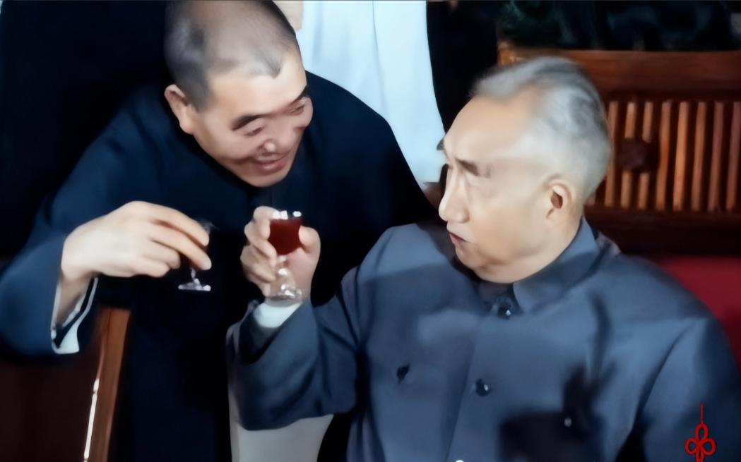 1978年的国庆招待会上，坐在后面的陈永贵，笑着举起酒杯，走到徐帅身旁，弯下腰、