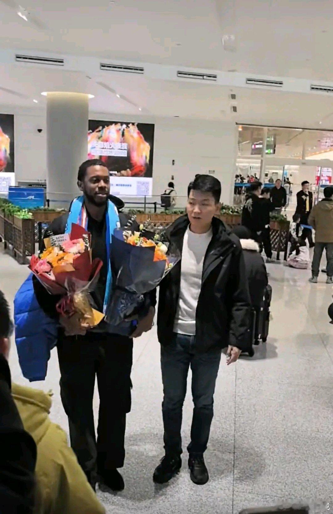 新疆男篮的新外援华莱士今晚也到位了。