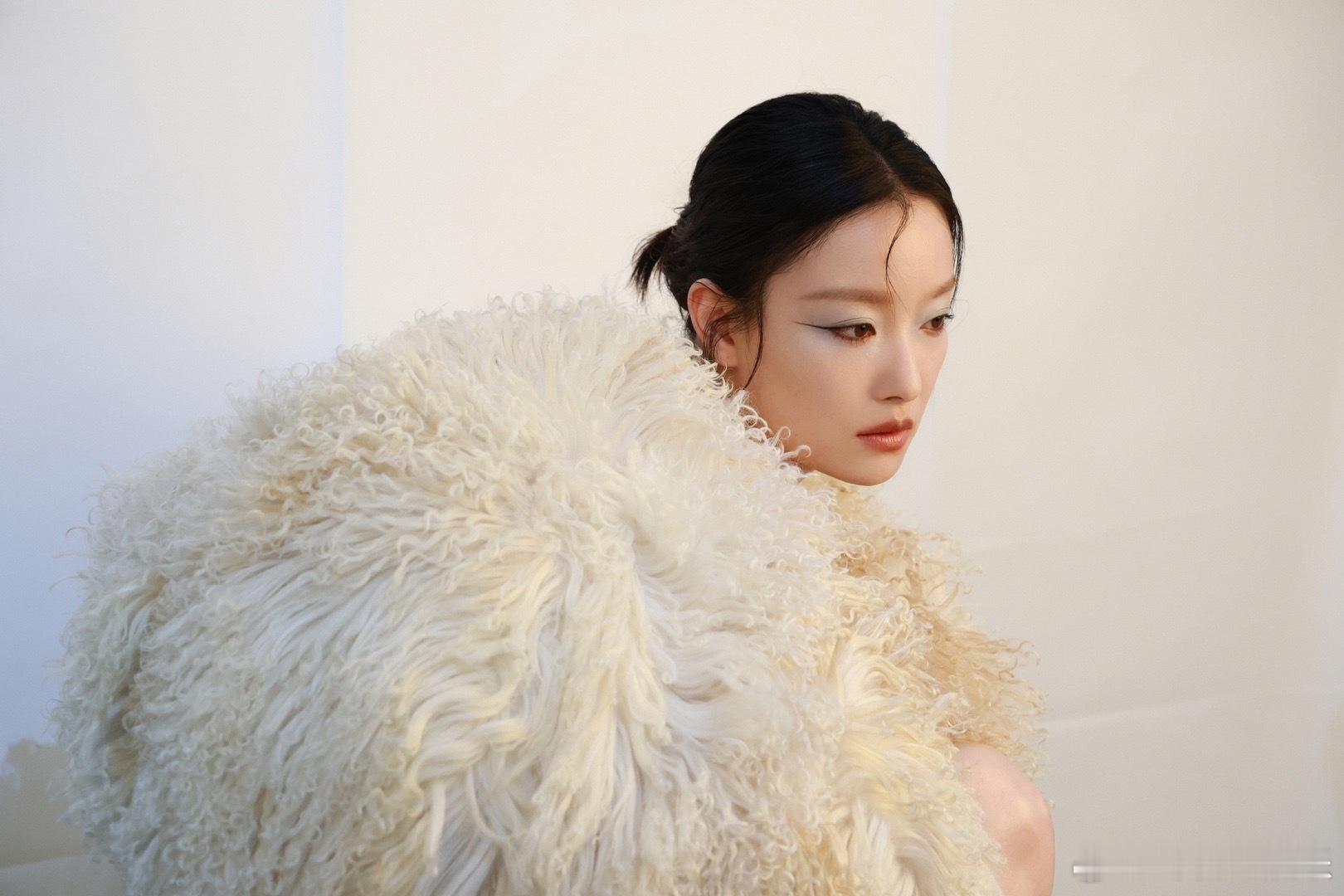 #倪妮红秀金九封面#   很好地用色彩与细节玩转时尚！！《红秀GRAZIA》金九