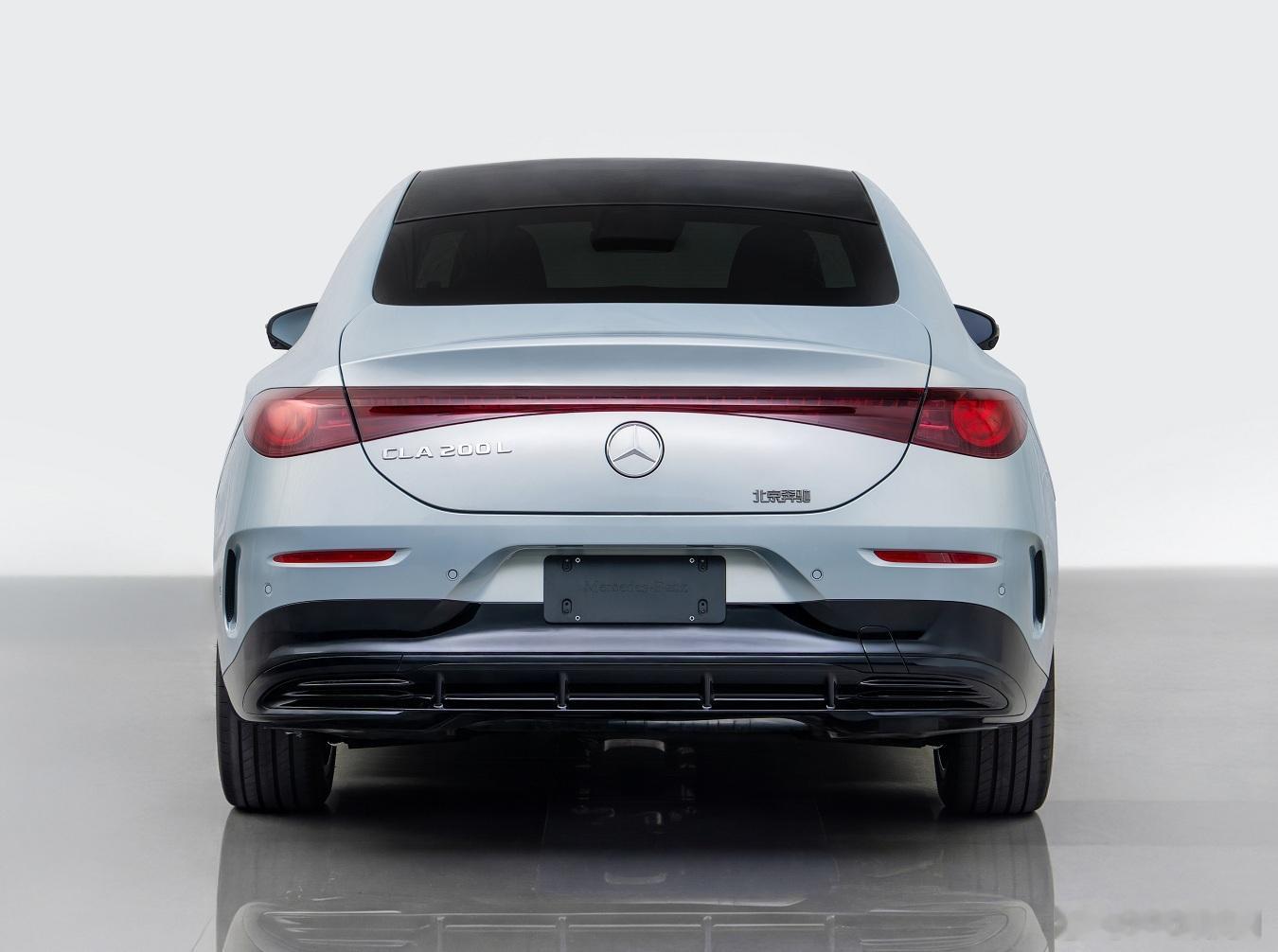 奔驰显然不会让CLA只卖纯电，新公告追加了1.5T+8速双离合的混动版CLA20