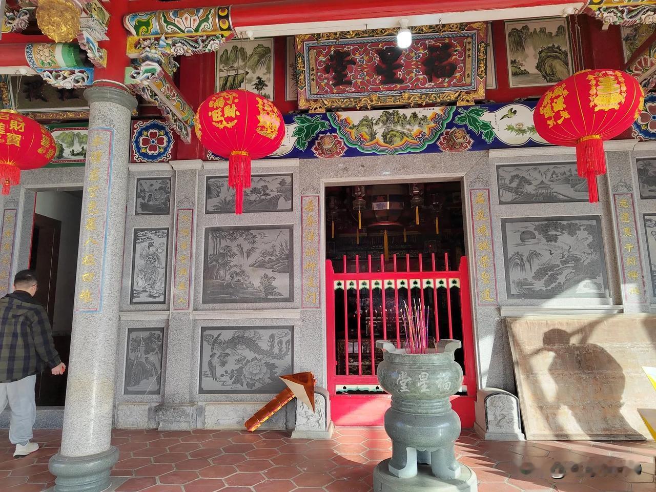 蝶恋花·莆田人祈年

鞭炮声声响彻耳，早起点香，供品摆满桌。贡银副副祈福多，元宝