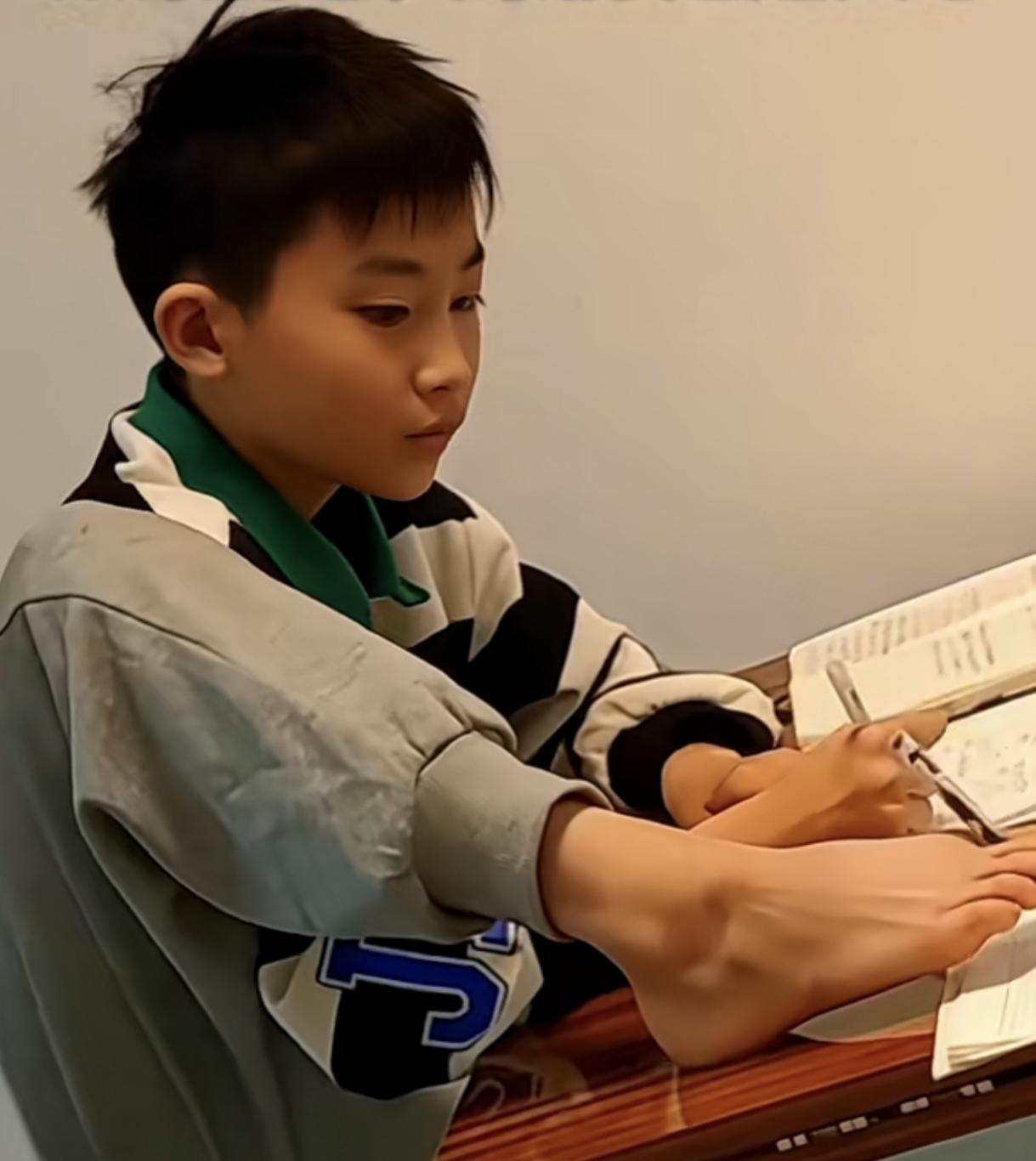 爸爸偷偷看写作业的儿子
没想到他手脚并用
一手画方，一手画圆，就已经很厉害了。这