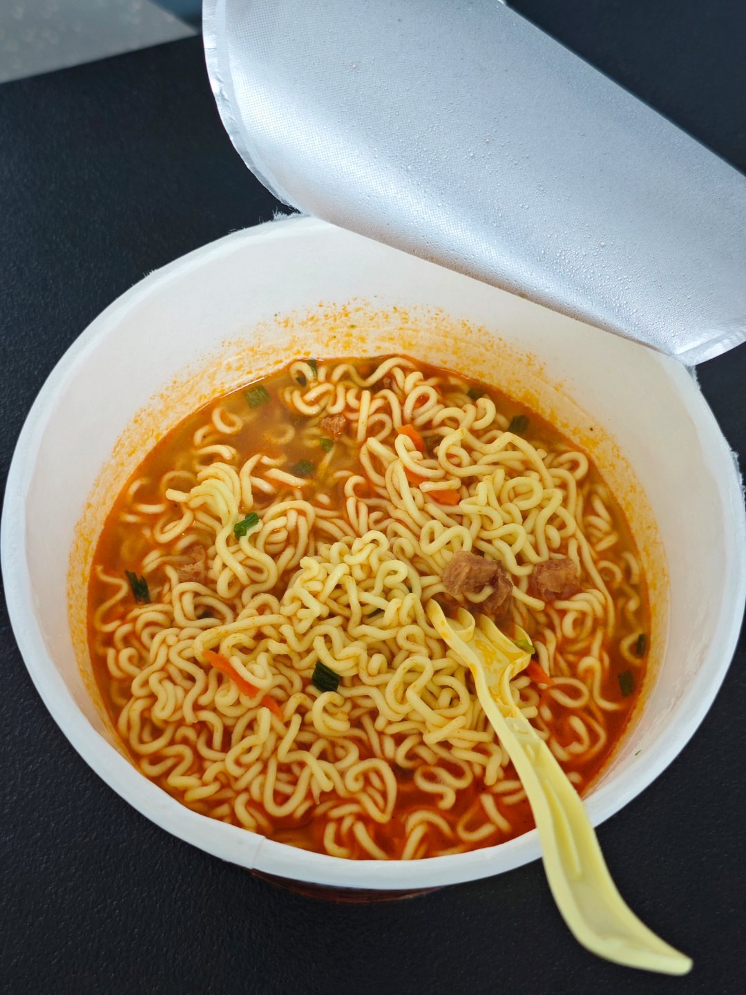 真是饿了，整了一桶泡面，看着就好有食欲