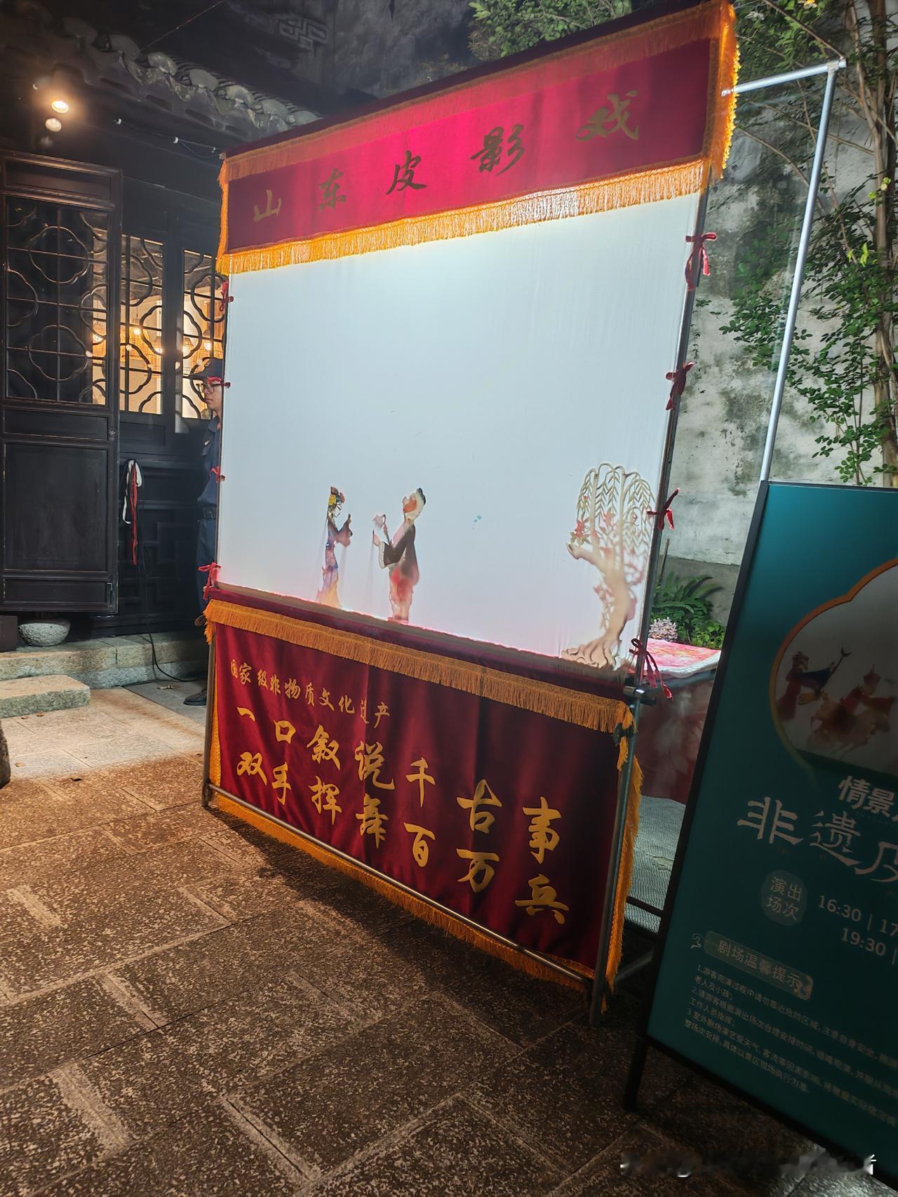 没有了退路，只能去打工。

一周休一天，一个月休四天。
9点上班，19点下班。