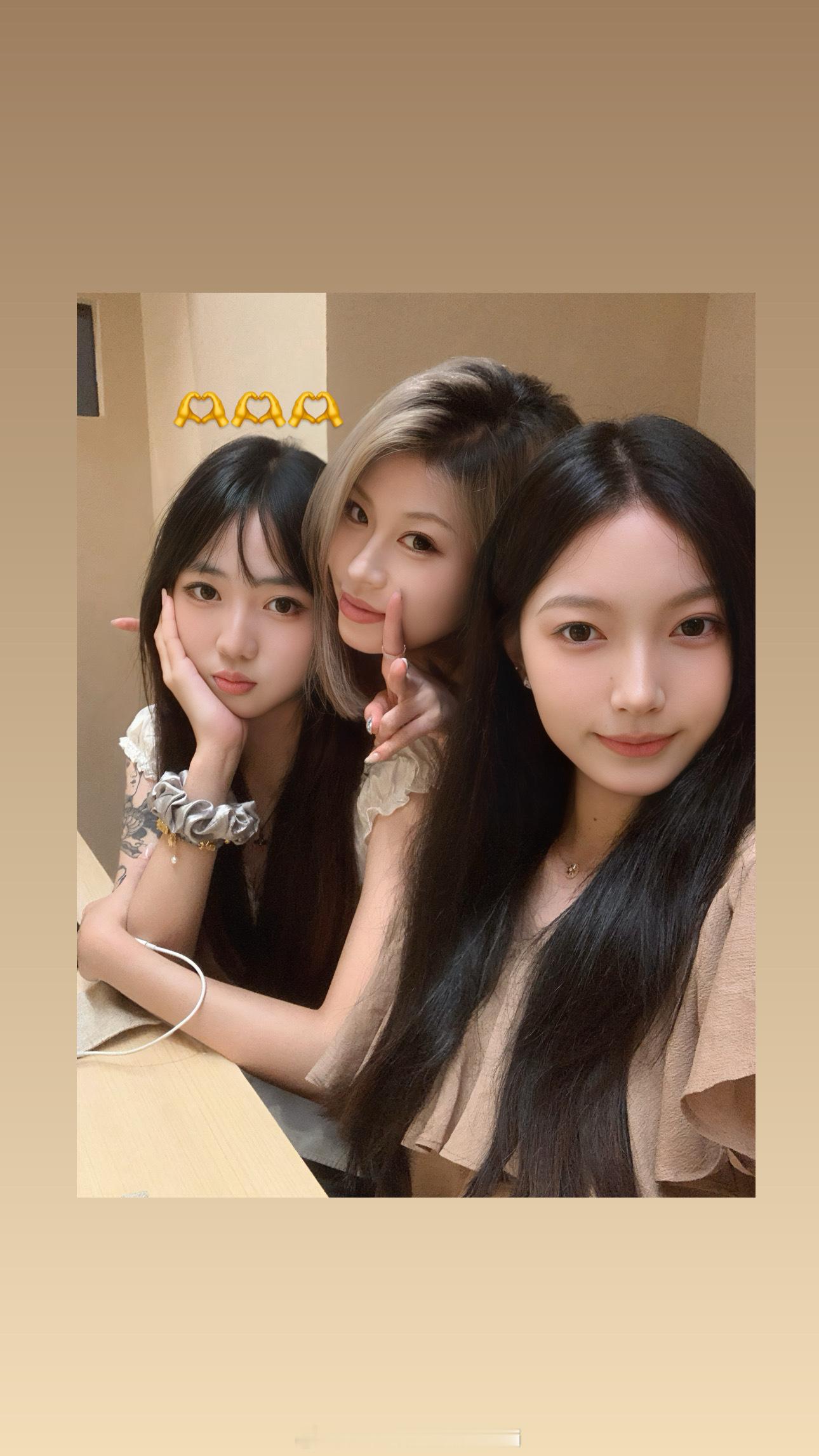 这么多年了咱们仨终于有一张能见人的合照了[愛你] ​​​