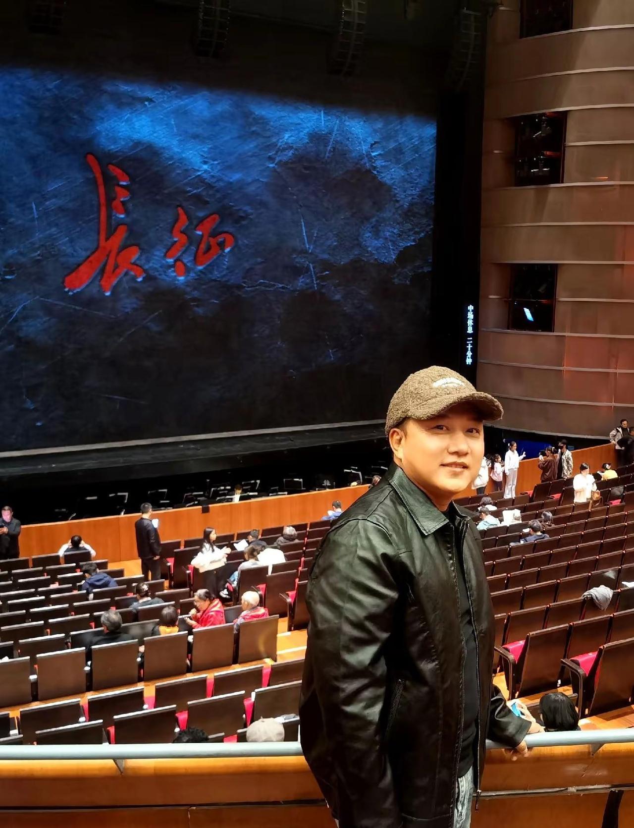 哈尼大叔勇闯北京文化圈。国家大剧院新版中国史诗歌剧《长征》首轮长征