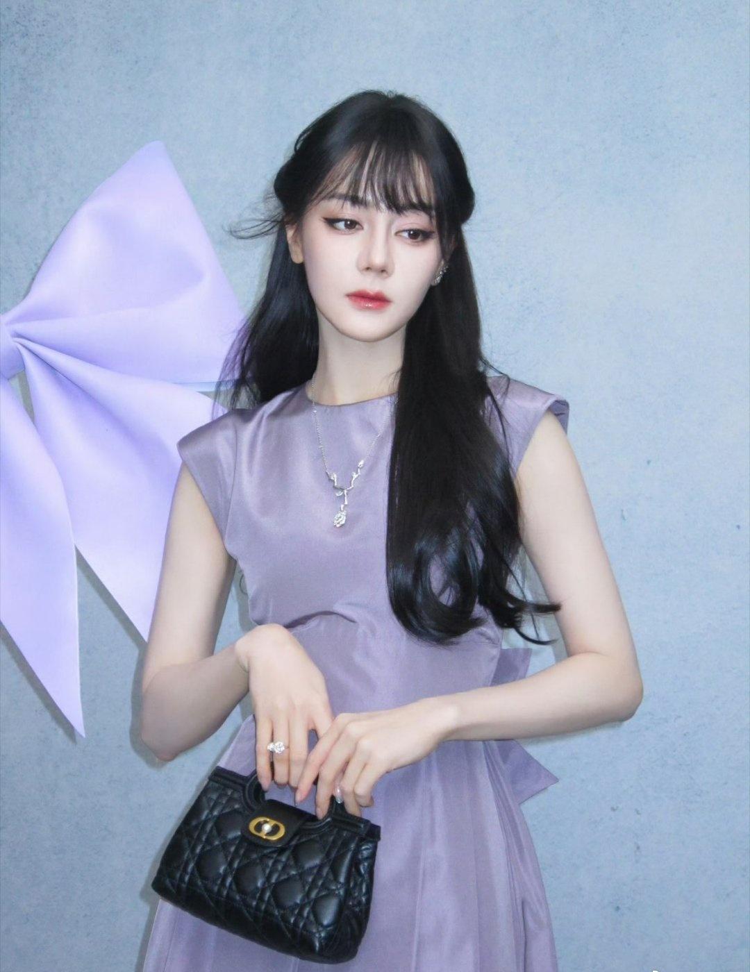 迪丽热巴超话 贺思慕迪丽热巴补偿去巴黎的粉丝迪丽热巴无实物表演迪丽热巴巴黎时装周