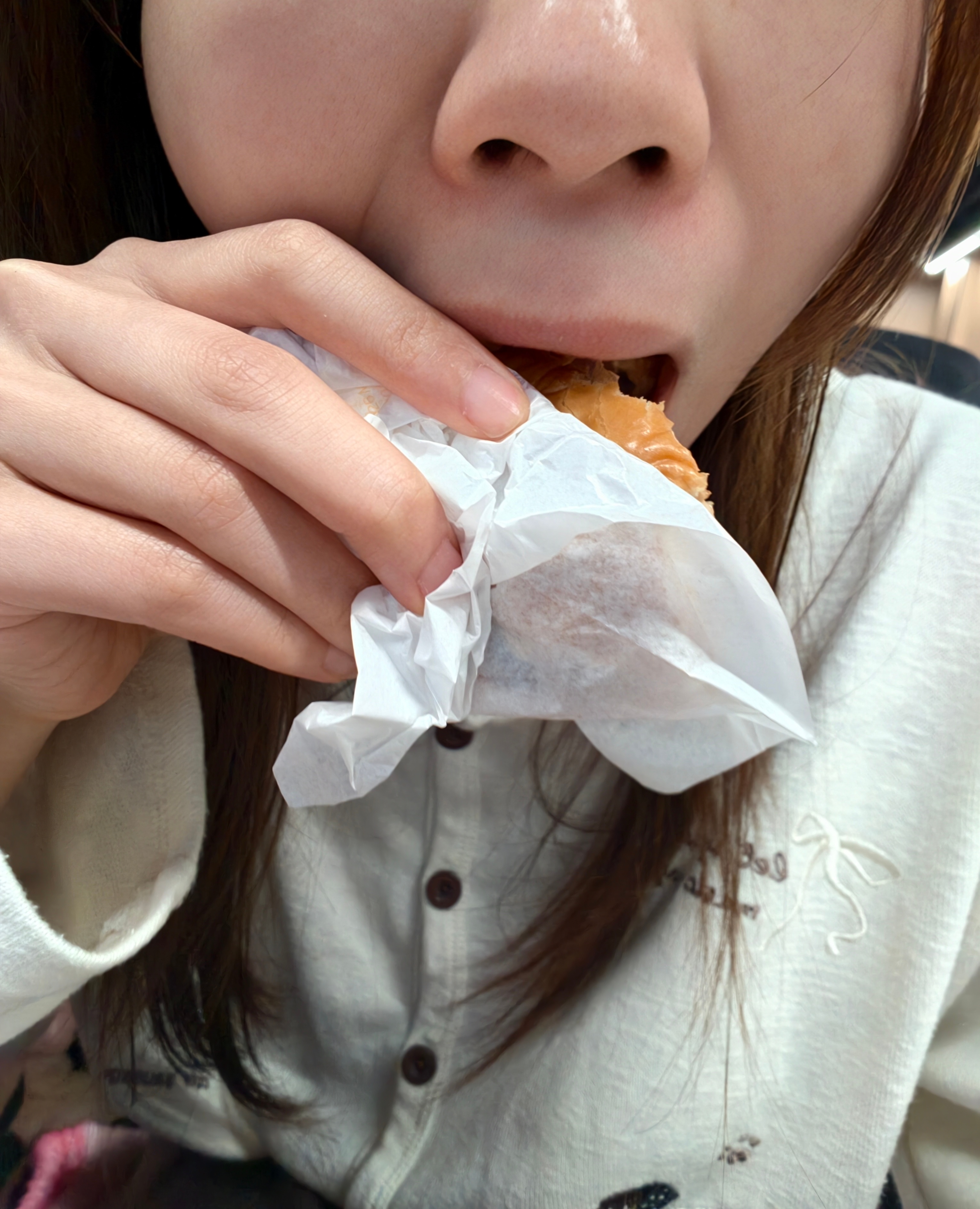 由于我门牙里边的牙龈肿了，上火起了一大块肿包，导致我现在吃东西只能歪着送到嘴里，