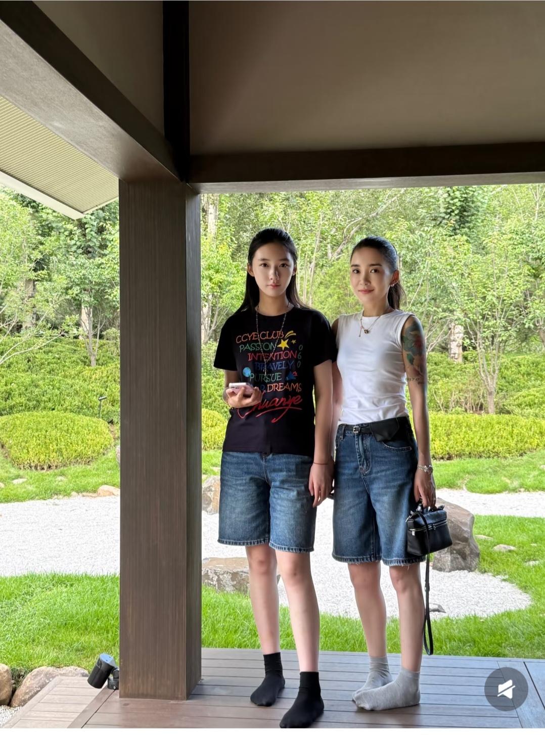 妈太年轻了，和女儿在一起有点分不出来。