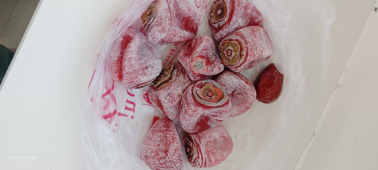 今天我家老头在早市买了几个柿饼，我说这个柿饼不能吃，绝对是染色的！柿饼都是白霜，