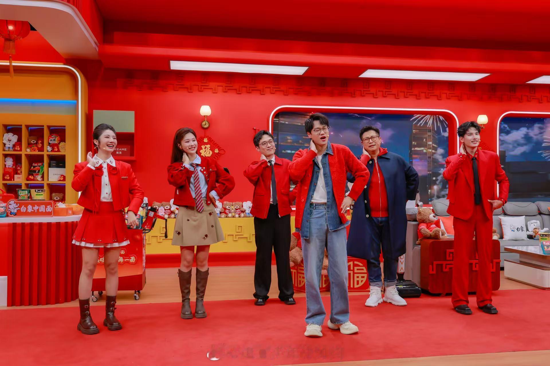 胡先煦说李飞太有活了 李飞这波操作把《下一站春晚》变成大型蹦迪现场！带着胡先煦高