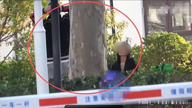 女友当街给张铭恩下跪做人要有底线，无论你是谁
