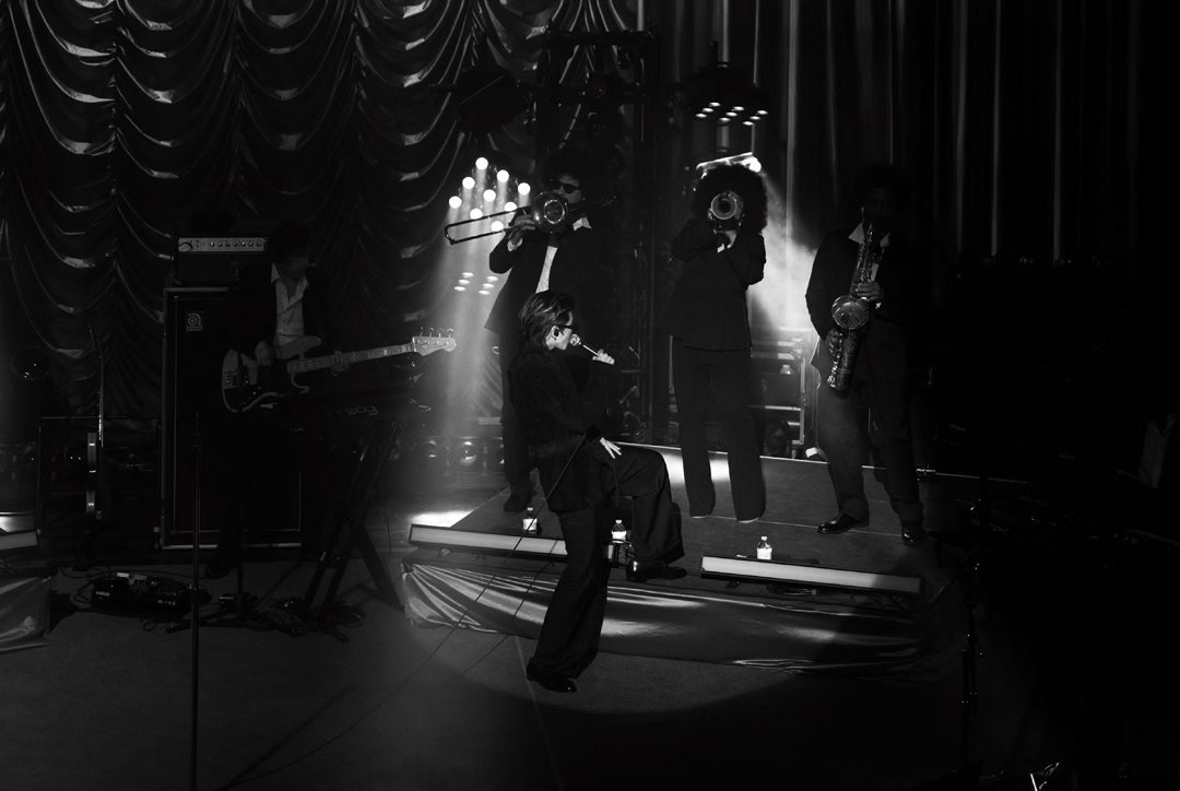 蔡徐坤给粉丝伴舞 台上台下角色互换的画面不多见。粉丝在唱，他在听，偶尔跟着点点头