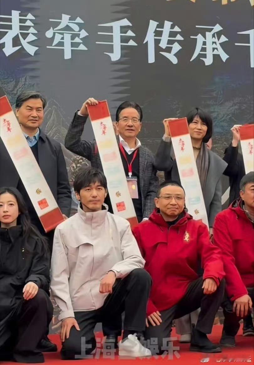 白宇在逃兵马俑分俑 这波联动太绝了！白宇出席《太平年》活动，白色高领冲锋衣帅感在