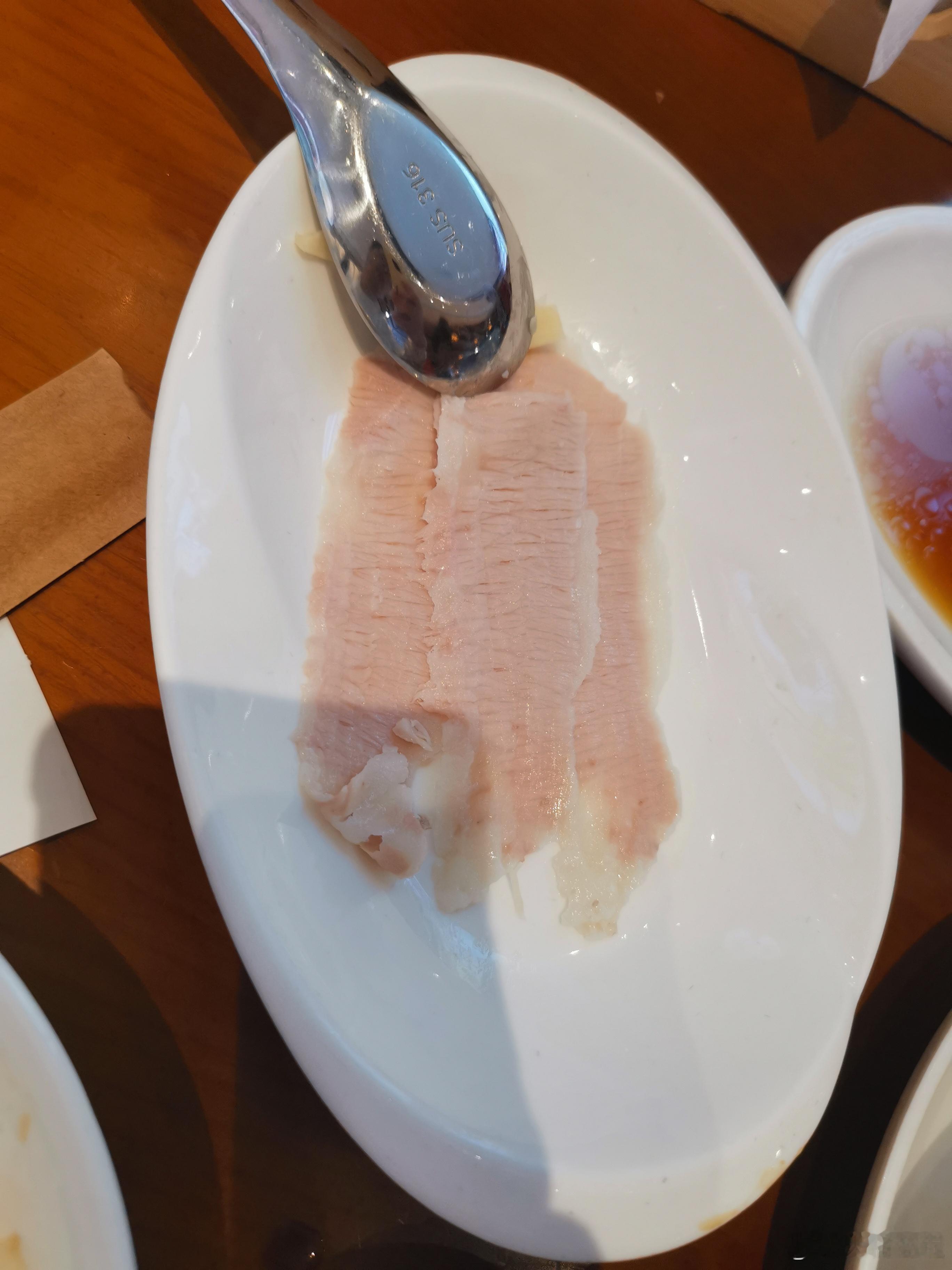 五一美食打卡五一吃个何文田白切肉配蒜片，俗话说得好，吃肉不吃蒜等于白吃，这是我在