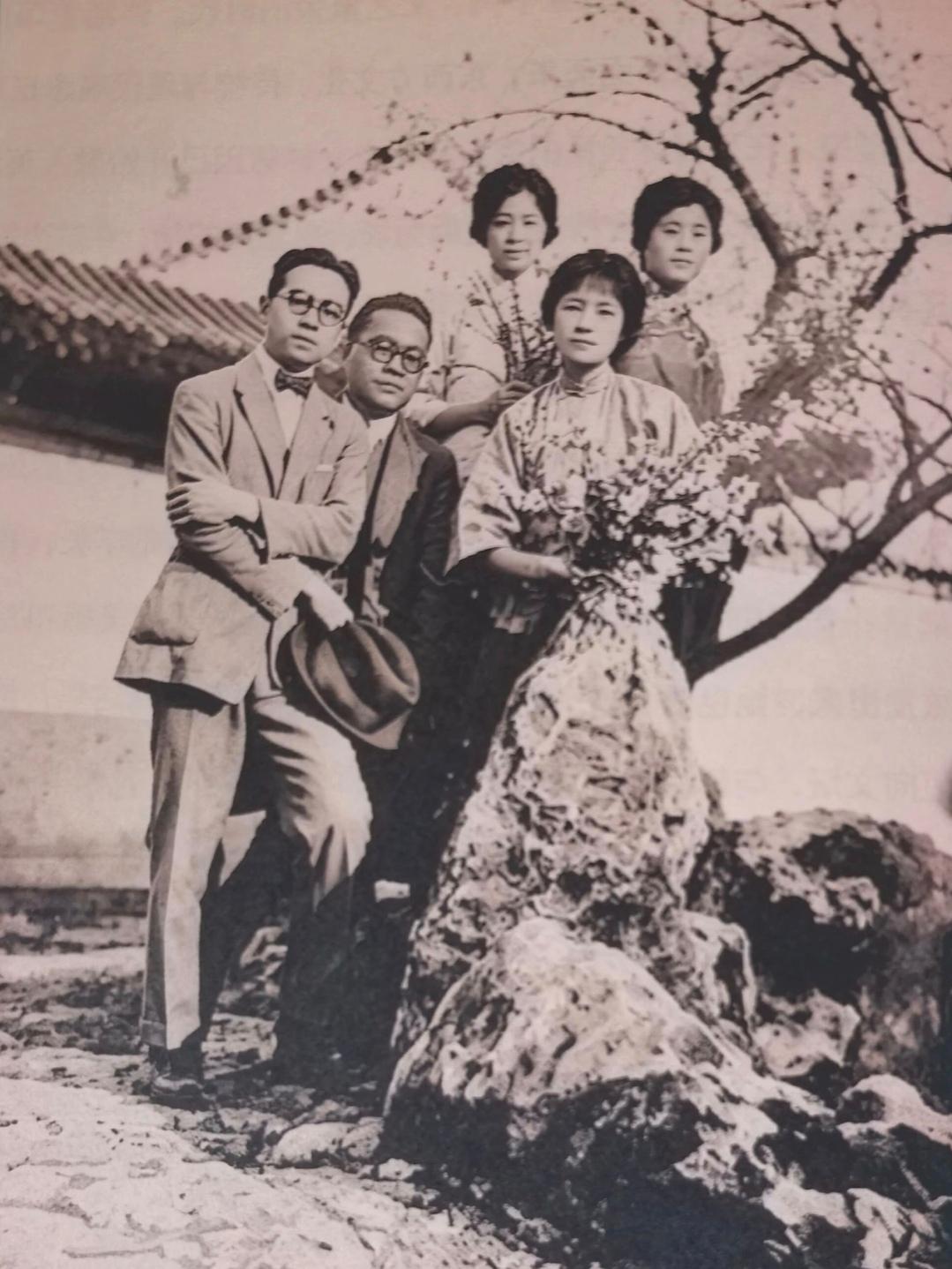 1924年北京石虎胡同新月社小院里，留下了这张珍贵合影。梁思成、徐志摩...