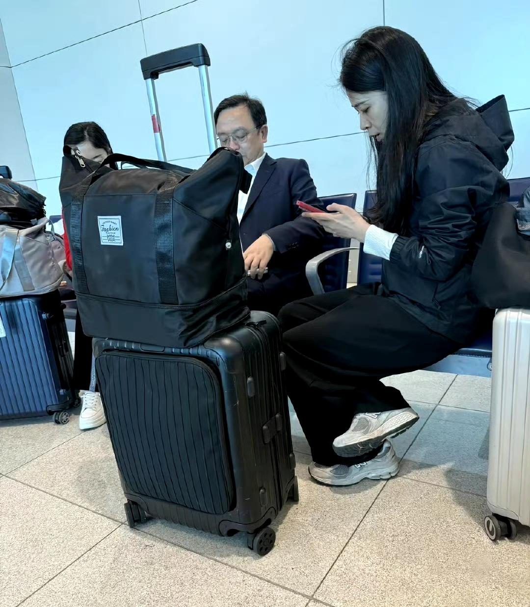 网友：在迪拜转机时偶遇王传福，没想到真低调啊，大老远看过去就像个普通人一样，比亚