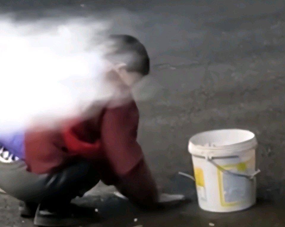 湖北黄石这烧烤店的操作真让人惊掉下巴！12 月 24 日网友视频曝光店员把用过的