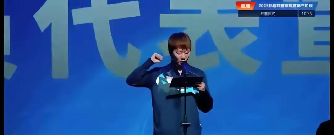 王曼昱0比3那天，全网都在骂她
 
她刚坐下，膝盖冰袋还在滴水。第二盘输完，微博