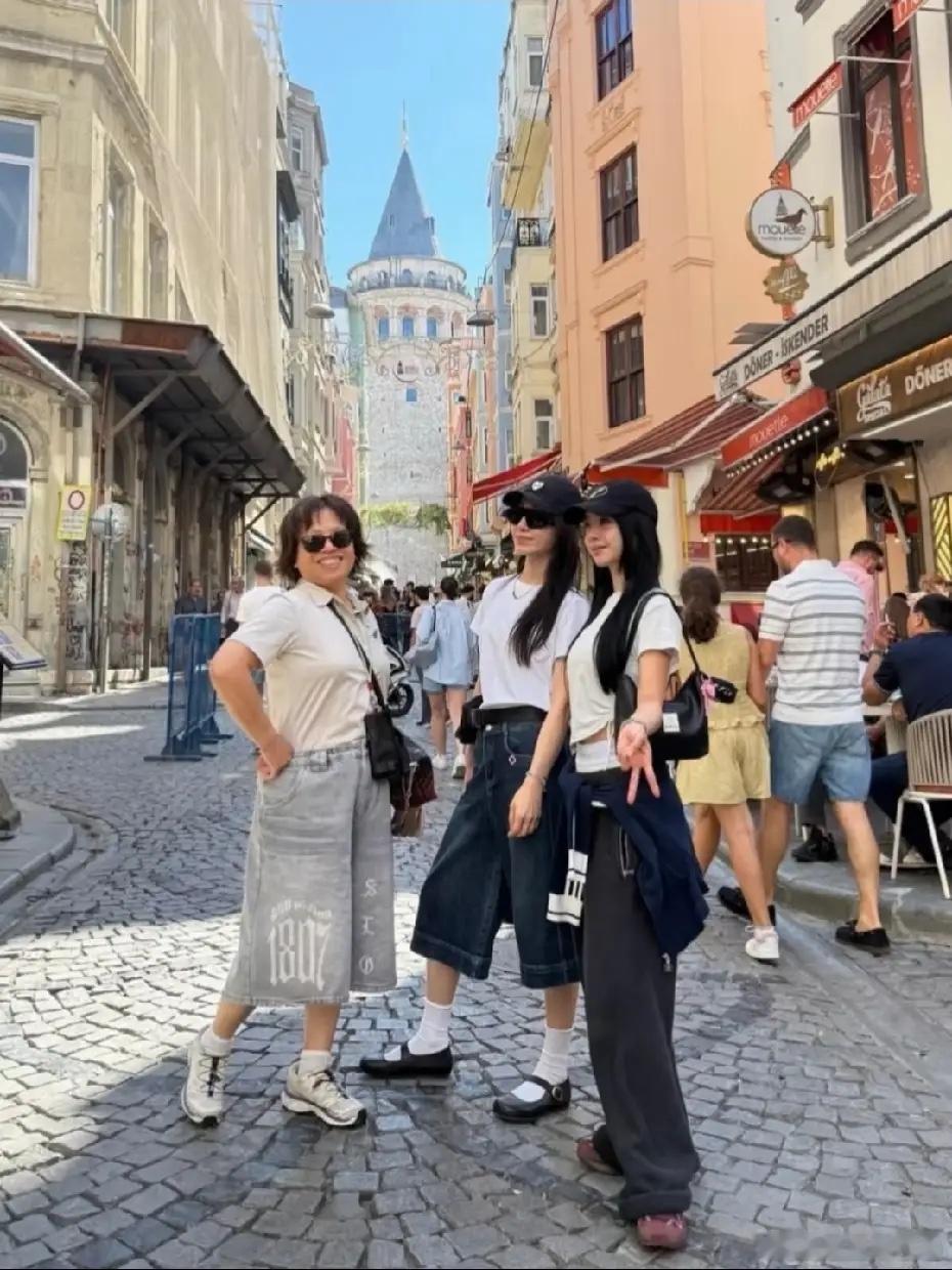 蔡依林和妈妈、姐姐一起旅行，姐妹俩都长得像妈妈，母女三人共用一张脸！蔡依林今年4