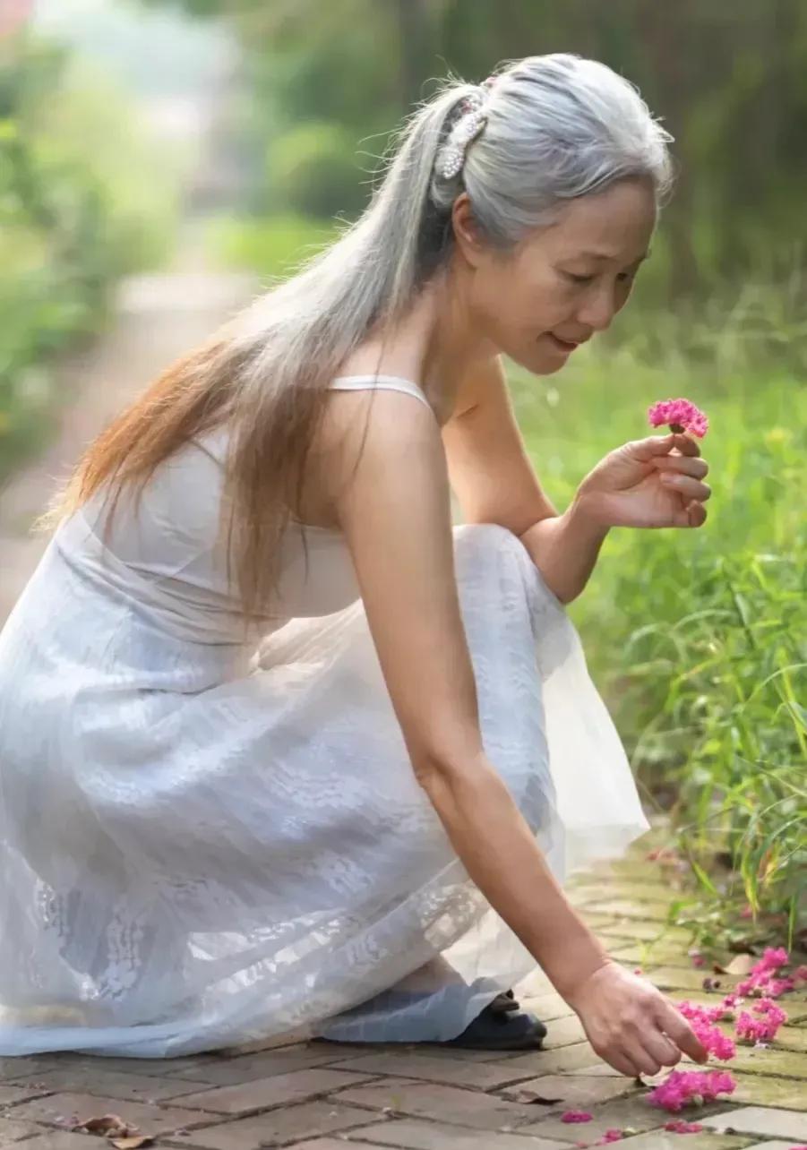 请问这样的打扮，你喜欢吗？

网友分享的图片，图片中的她，穿着白色的吊带裙，白裙