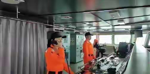 太离谱了！台海巡船在东沙被我海警船堵得不敢动，居然喊出"你们回去争取民主"这种荒