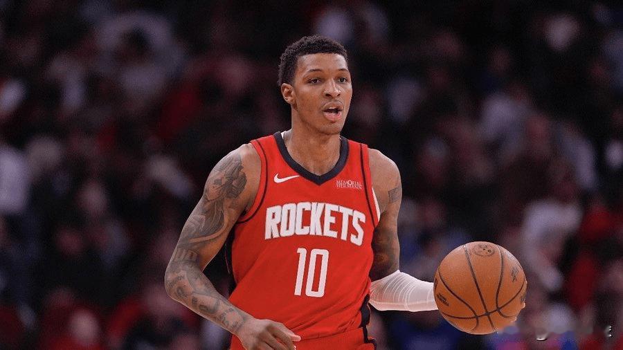 15分的小贾巴里，有人对他赞不绝口，有人说他没啥水平。
最近，小贾巴里每场比赛得