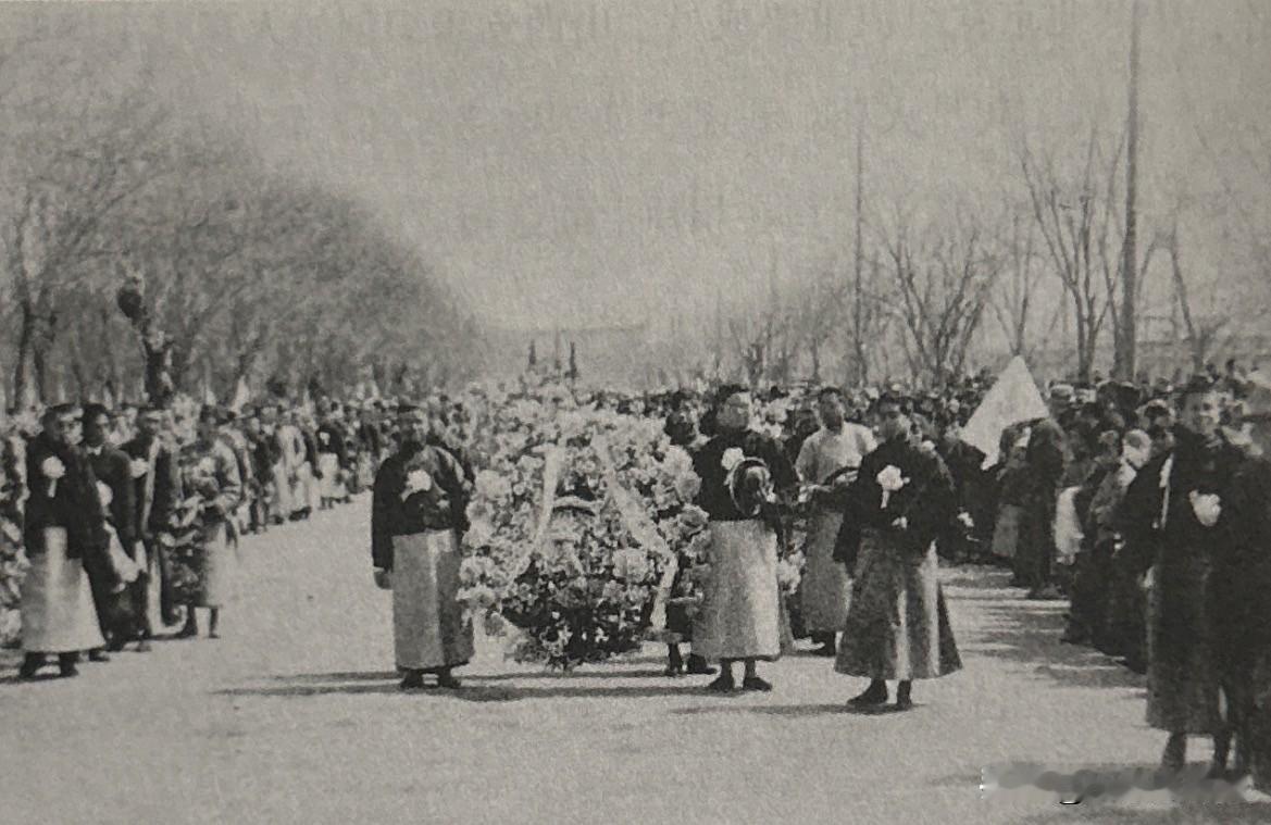 1925年3月12日孙中山在北京逝世，为了表达对孙中山的深切悼念与敬意，国共两党