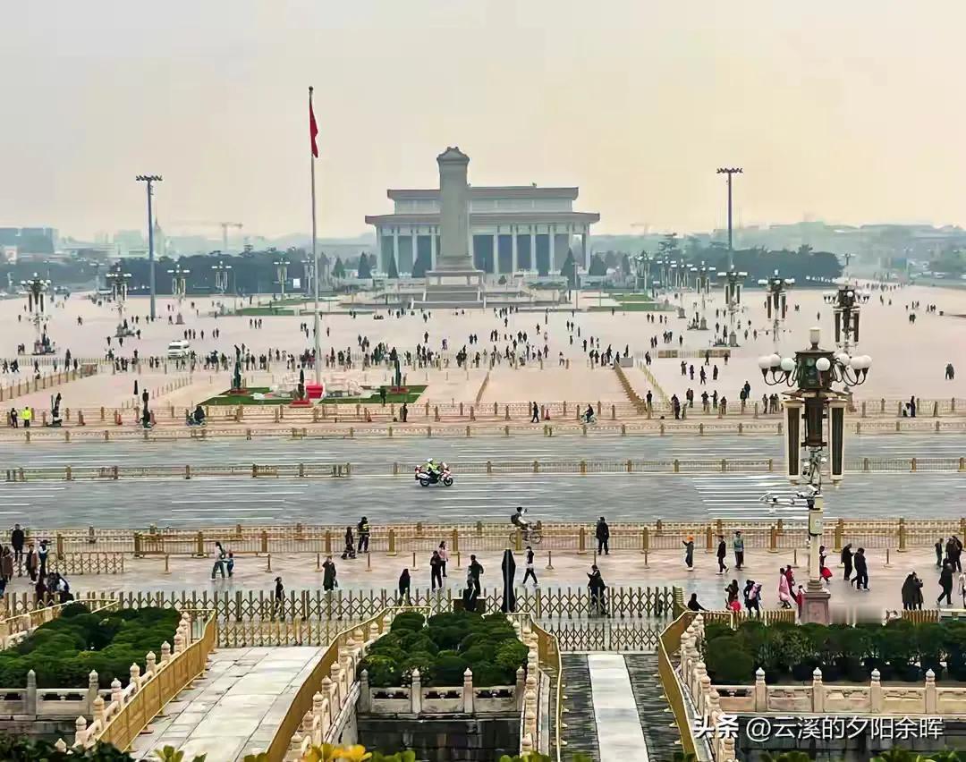 考一考
问题1.你知道明清两代，何时在天安门广场举行隆重的颁诏礼吗？
答：皇帝登