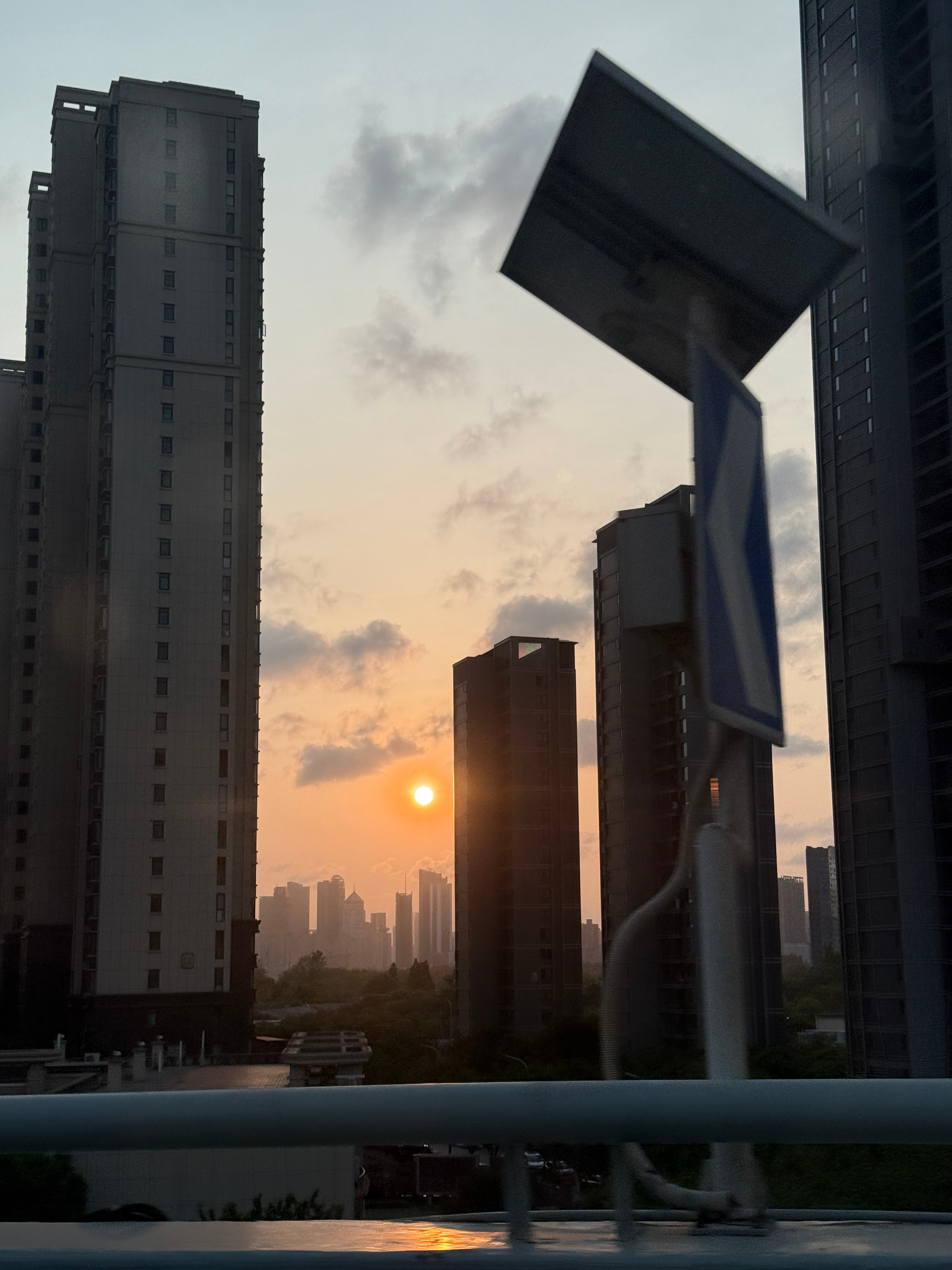 早啊！回家睡俩小时又出发了！今天武汉刮超级大风，小区门口是个风口，差点被风吹的没