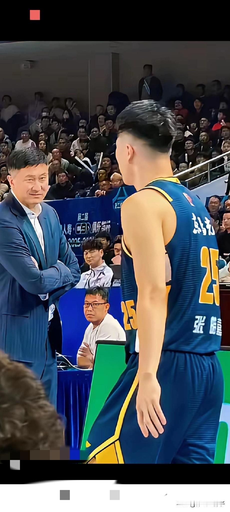 老杜这是又要骂傻，骂走，骂跑一个节奏啊！张浩嘉最近几场球有点打铁，杜峰的目标找到