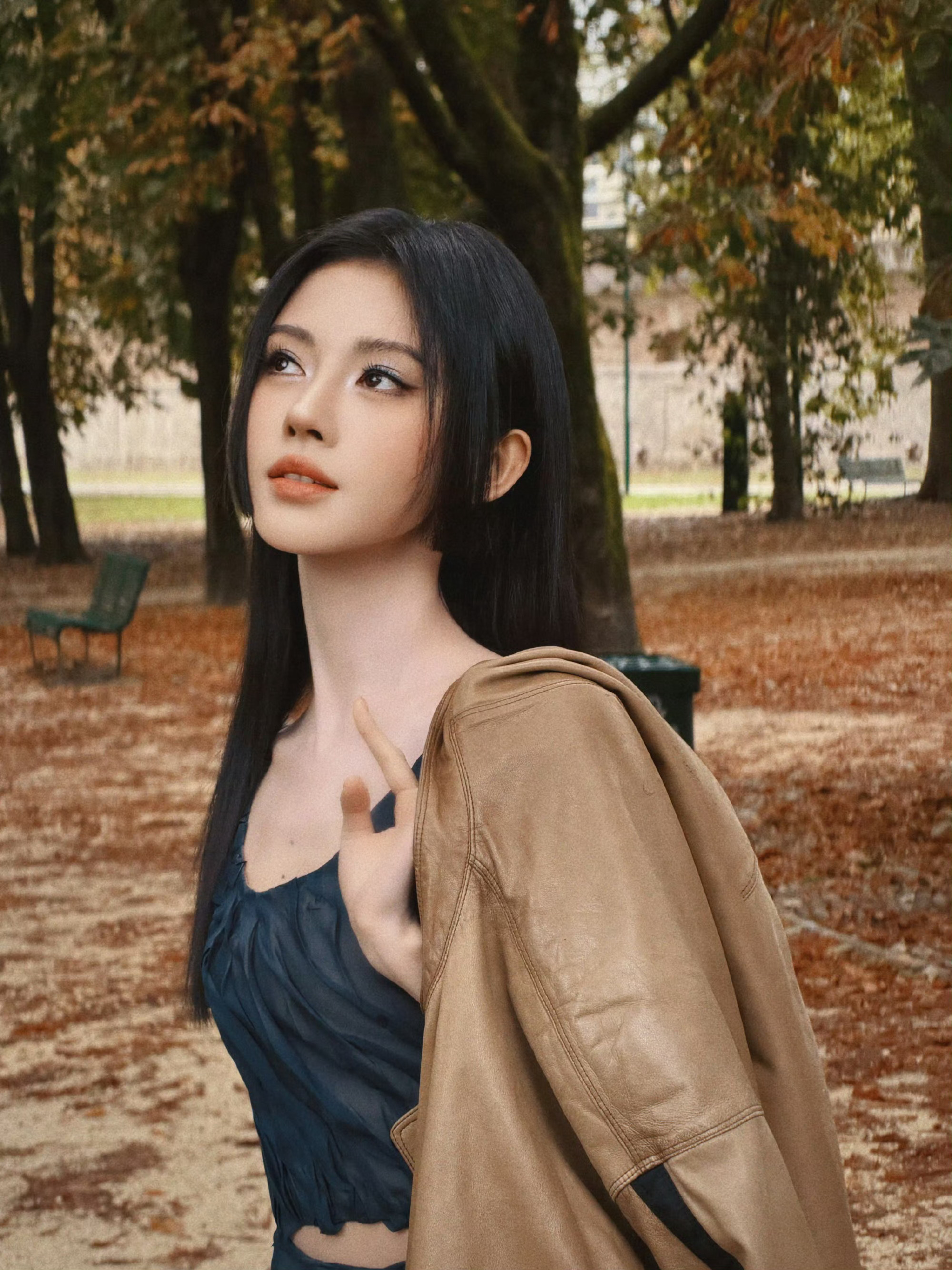 华天崎给鞠婧祎化的时装周妆华天崎给鞠婧祎化的妆容华天崎给鞠婧祎化的妆容，花絮来了