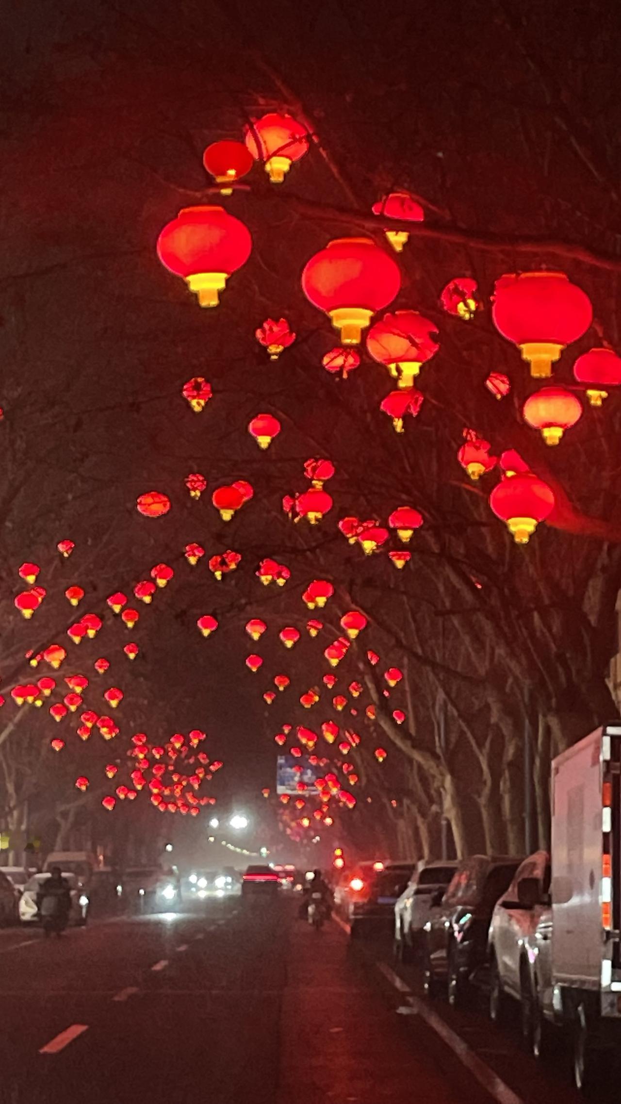 郑州突降大雪，嵩山路与伊河路，路边街头的灯笼也亮了起来，大红灯笼高高挂，五彩缤纷