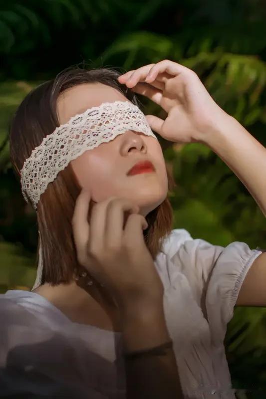 婚姻中抵御外界诱惑，得从日常细节入手。每晚睡前，放下手机，和伴侣依偎着，共享静谧