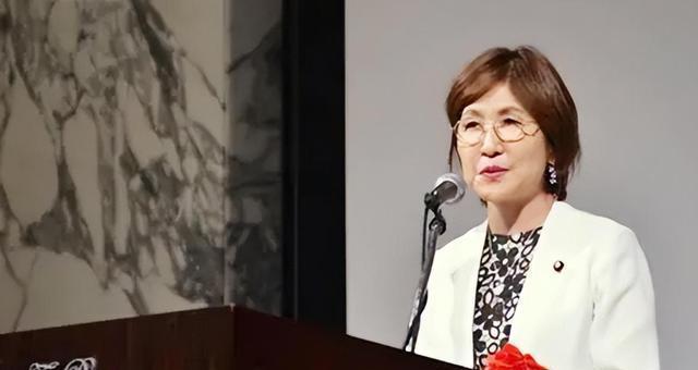 稻田朋美：当年放狠话的鹰派女将，现在还好么？

稻田朋美，这个名字曾与强硬、激进