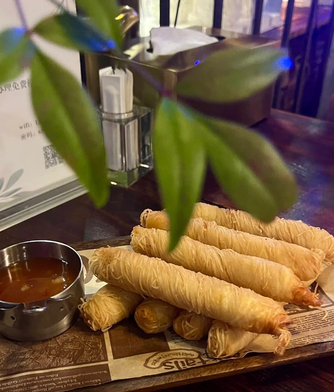 我和闺蜜面对面坐着，火锅咕嘟咕嘟冒着热气，像我们说不完的话。

说着说着，不知怎