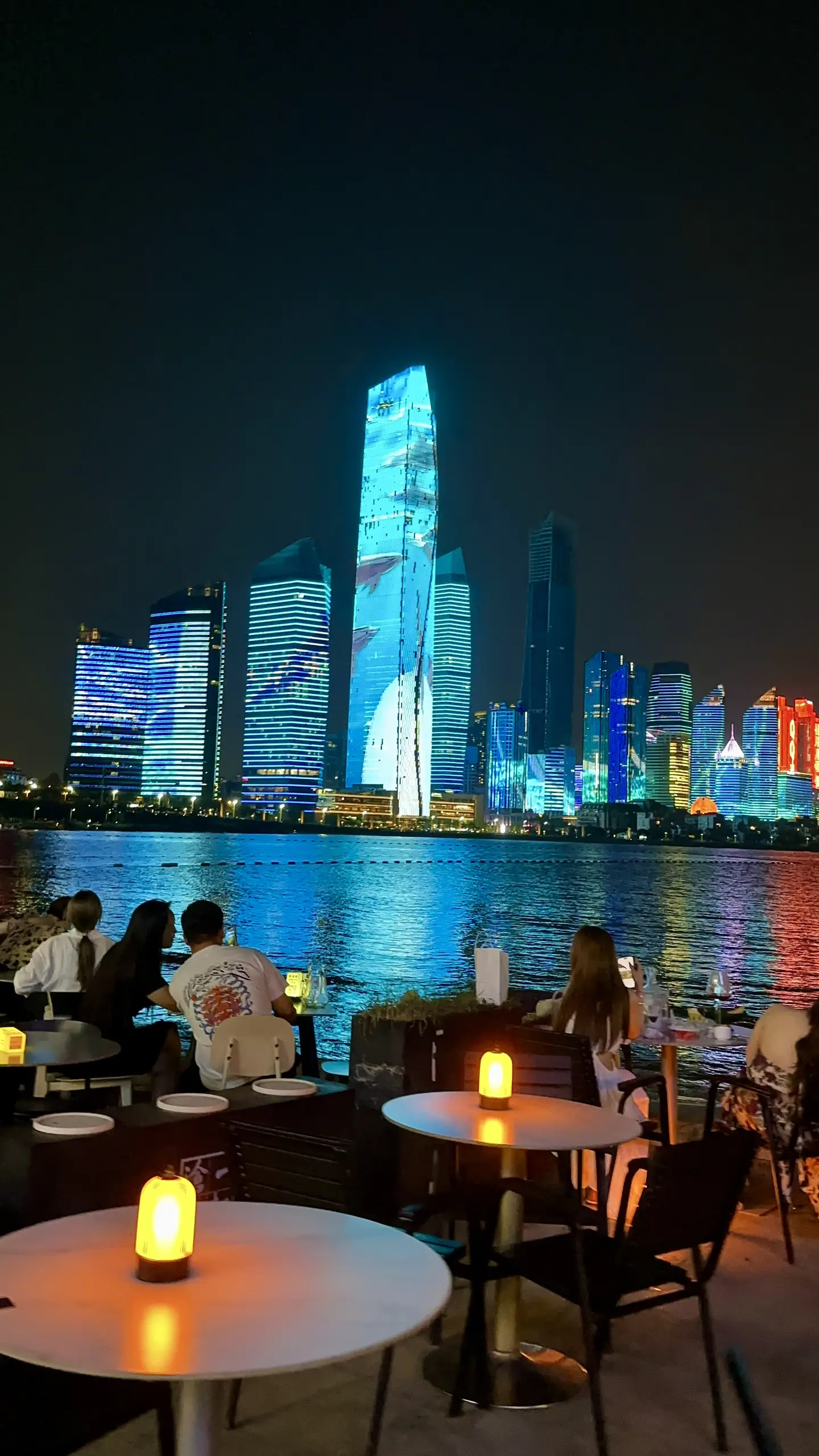 爱是在你看不见的地方忠诚于你.