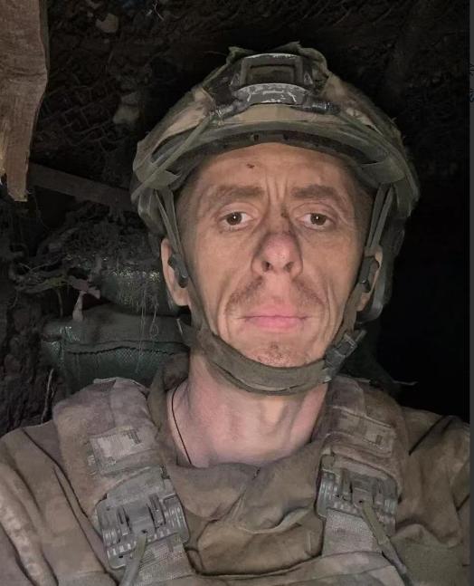 乌军一个人坚守阵地472天，撤下火线时，已经几乎不会走路！乌军46岁老兵谢尔盖·