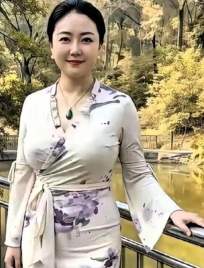 今天早上，小区那位活得精致的女人走了。她今年才58岁，退休后，有时间了，她就每天