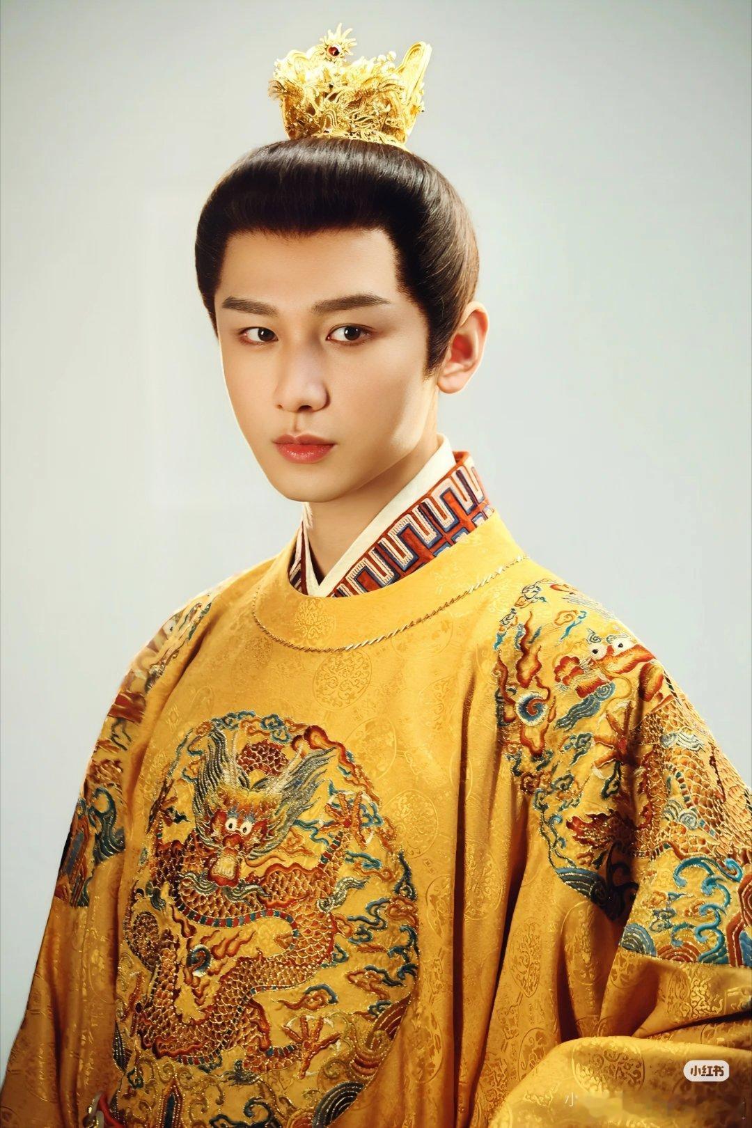 成毅的善良不是人设，是刻在骨子里的修养。那双清澈的眼睛，永远盛着最真诚的光。成毅