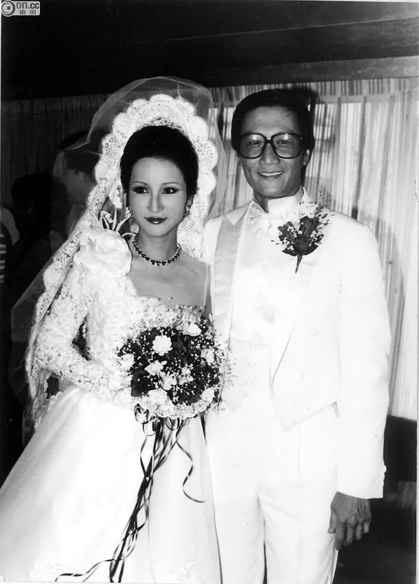 港媒报道，谢贤去世，前妻狄波拉与女儿谢婷婷现身中环置地广场。狄波拉双眼红肿，被问