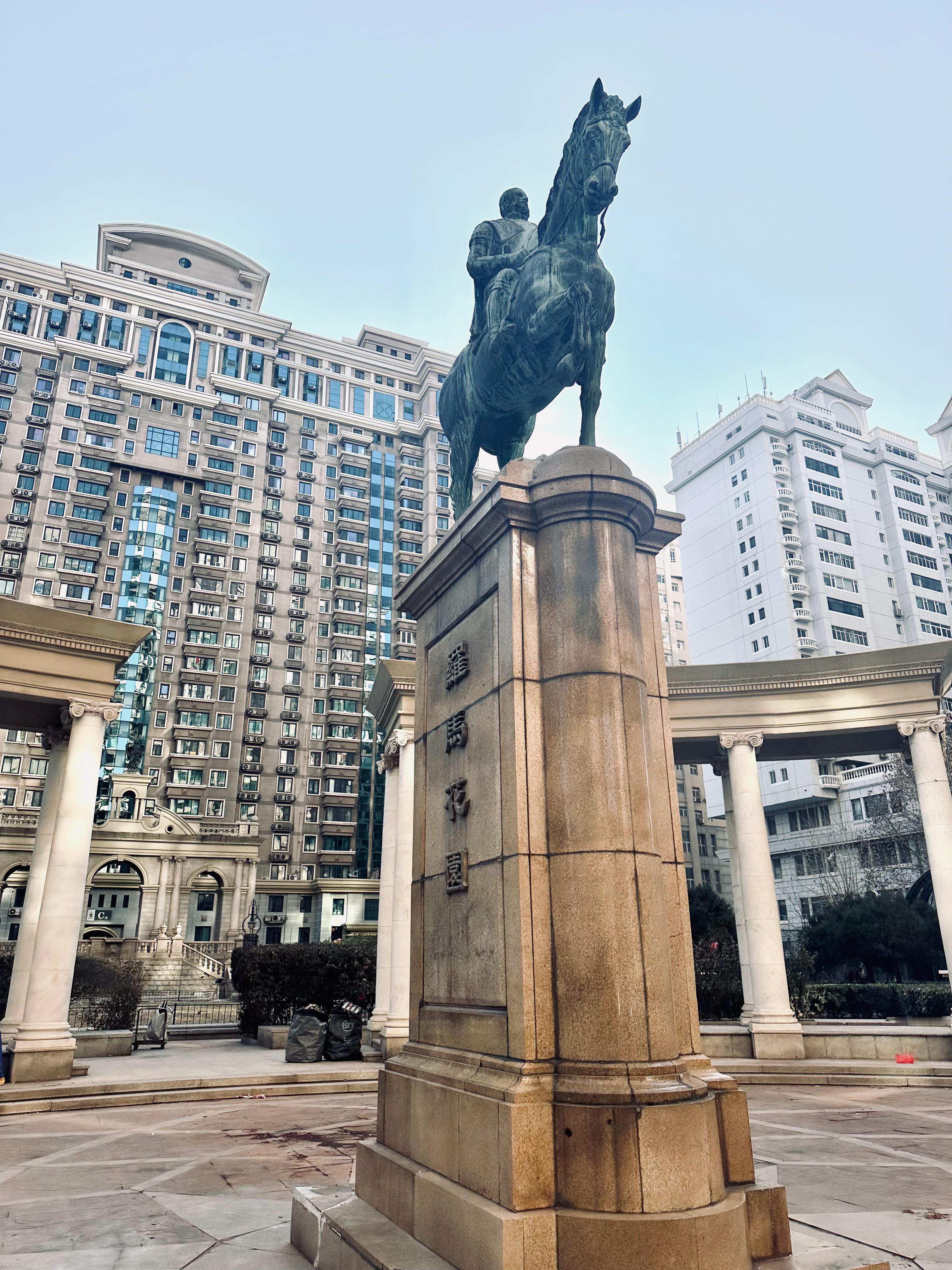 相比于南方四处是花墙的浪漫北方给我的感觉仍然是壮阔宏伟又不同于更北边的漫天飞雪天