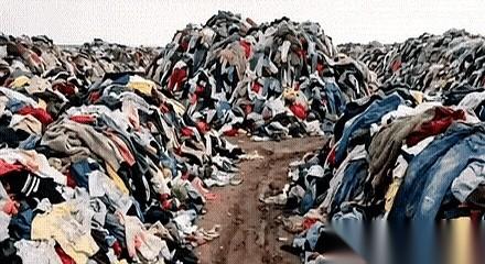 最近，网上一段关于“西方国家怎么处理旧衣服”的推论，把很多人看精神了。
成吨的旧