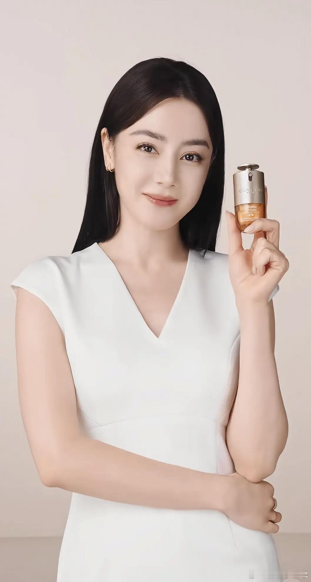 迪丽热巴现在是不是不太抗老？网友说是维族这个年纪女性的普遍长相，但娜扎就不这样 