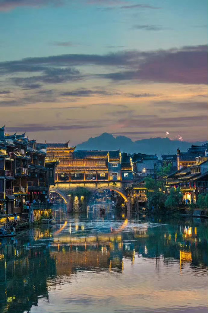 柔美的沱江水，古色的吊脚楼，那暮霭、竹篁、船歌.....凤凰古城的美此生难忘。 