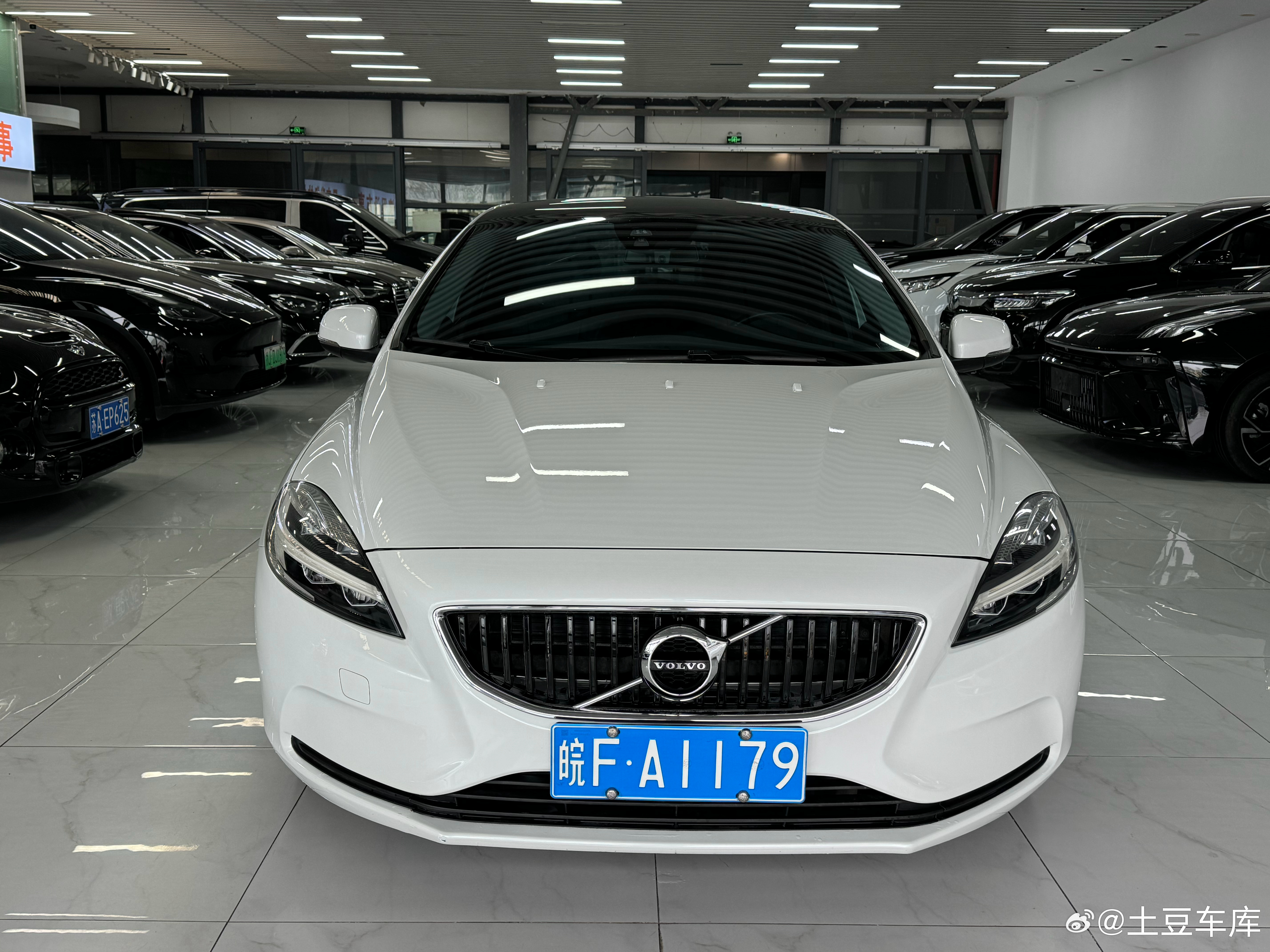 最新到店沃尔沃V402018年上牌 7.3万公里白外黑内 成色很漂亮现在仅售49